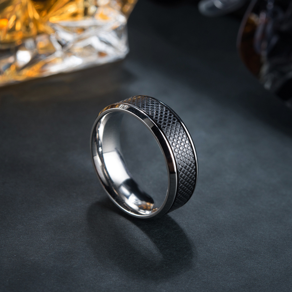 New men's stainless steel ring Europe and the United States men's black titanium steel ring ring wholesale black and white New