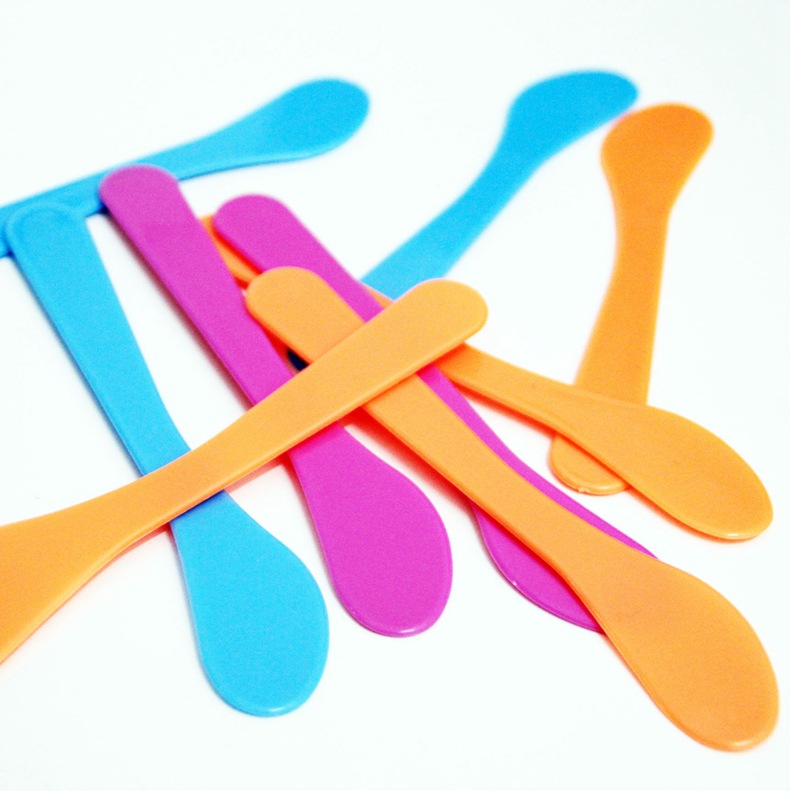 Mask tool mask stick beauty tool mask scraper color random delivery plastic made length about 15cm