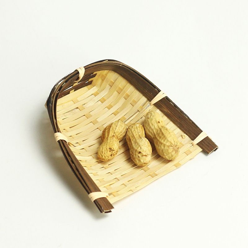 Mini bamboo basket bamboo photo props small fruit basket small dustpan ultra-small bamboo basket features small basket fish-shaped decoration