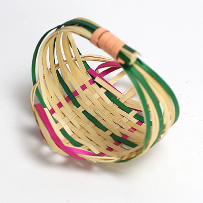 Mini bamboo basket bamboo photo props small fruit basket small dustpan ultra-small bamboo basket features small basket fish-shaped decoration