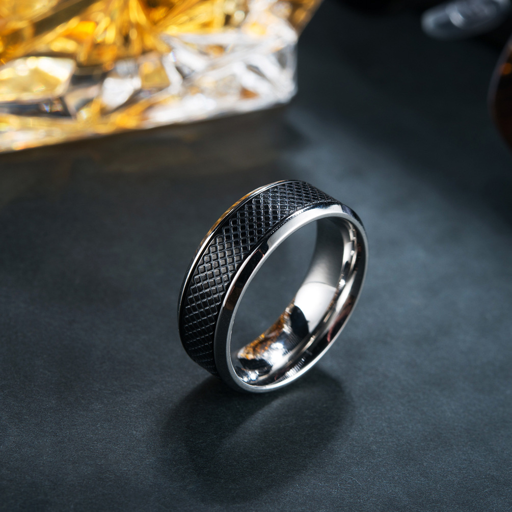 New men's stainless steel ring Europe and the United States men's black titanium steel ring ring wholesale black and white New