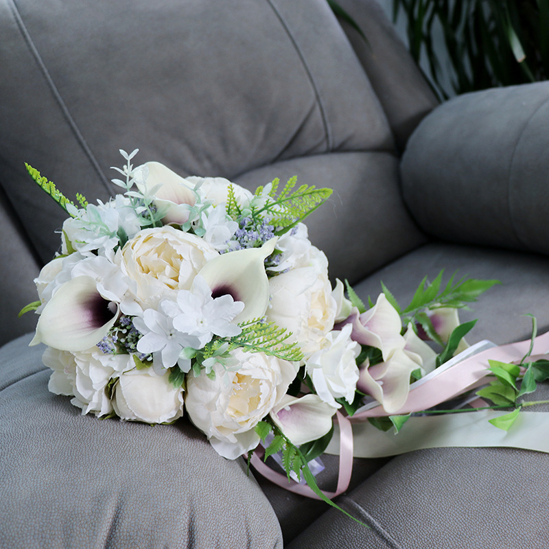 洋式の結婚花嫁の手に花の水滴の形をしています。|undefined