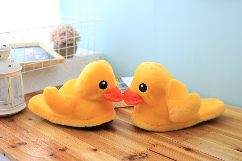 Autunno e inverno Hong Kong coppia grandi pantofole gialle anatra carina peluche piccola bambola gialla anatra borsa per la casa con scarpe di cotone all'ingrosso generazione_voghion.com