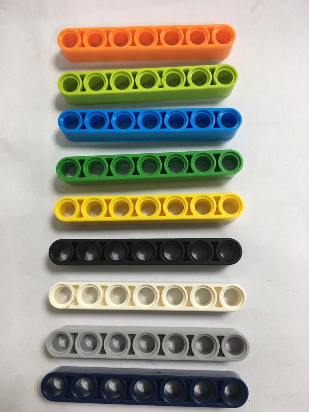 One kilogram of about 535 particles is compatible with Lego 32524 thick connecting rod parts 1x 7 hole arm domestic technology building blocks straight