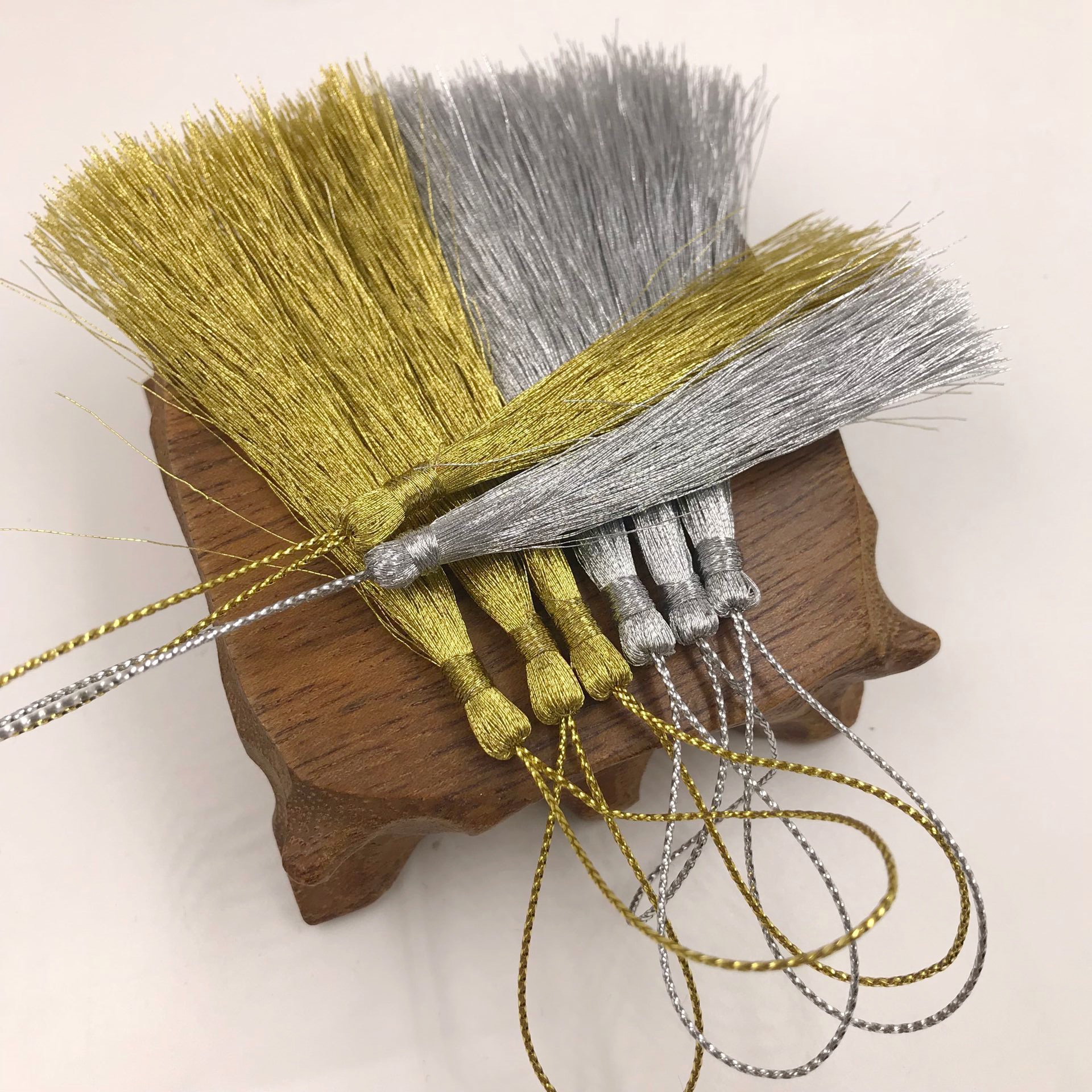 Factory direct gold and silver silk small tassel jewelry accessories tassel bookmark calligraphy and painting pillow cushion gift hanging spike