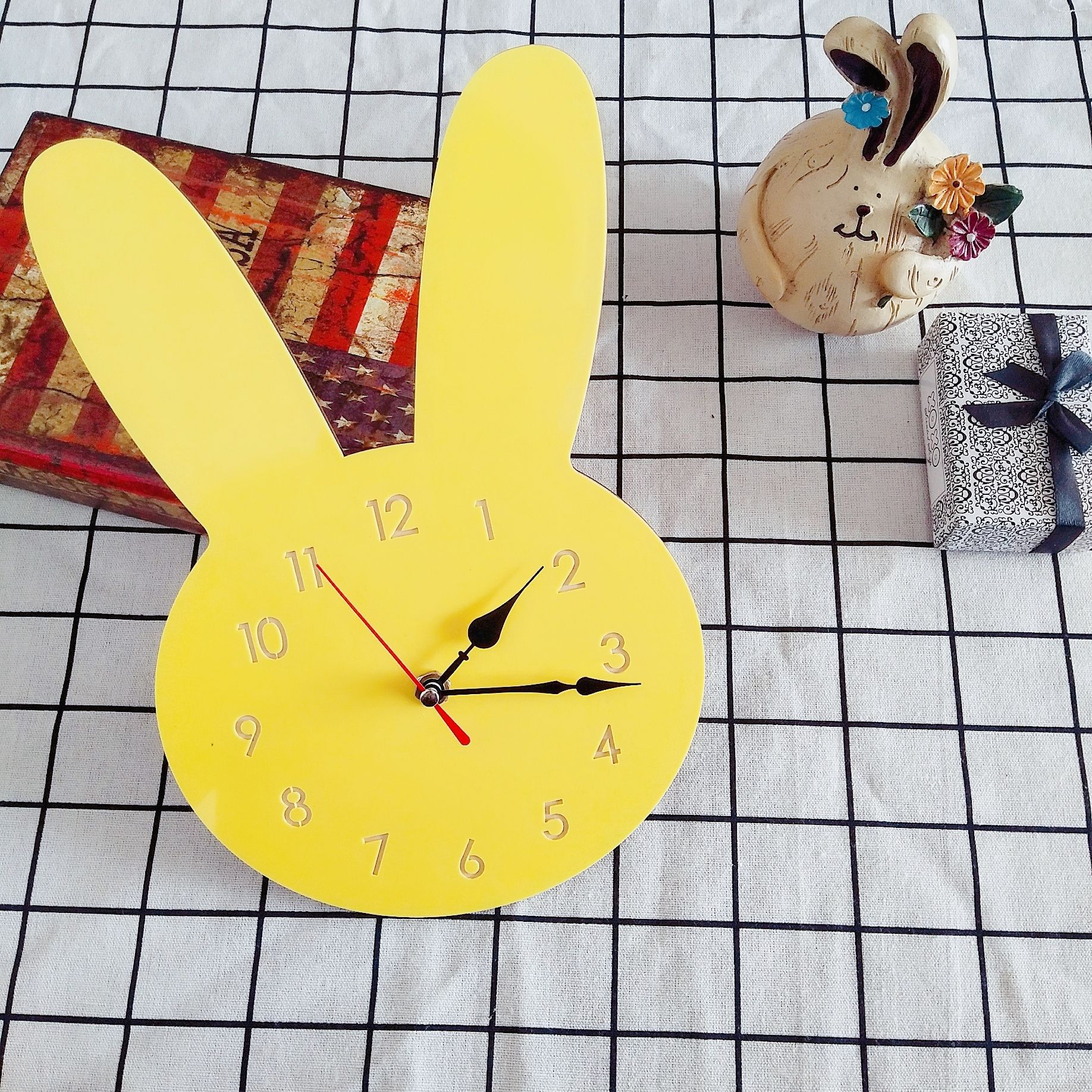 TEMU新品兒童房靜音鐘錶 創意卡通幼兒園兔子木質掛鍾 一件代發