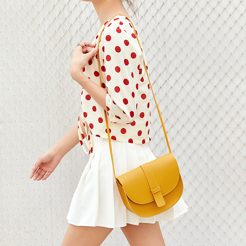 Trendy solid color saddle bag 2023 Japanese and Korean style shell women's bag shoulder bag slung personalized mobile phone small bag wholesale