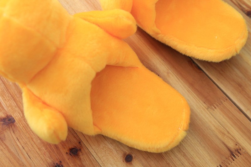 Autunno e inverno Hong Kong coppia grandi pantofole gialle anatra carina peluche piccola bambola gialla anatra borsa per la casa con scarpe di cotone all'ingrosso generazione_voghion.com