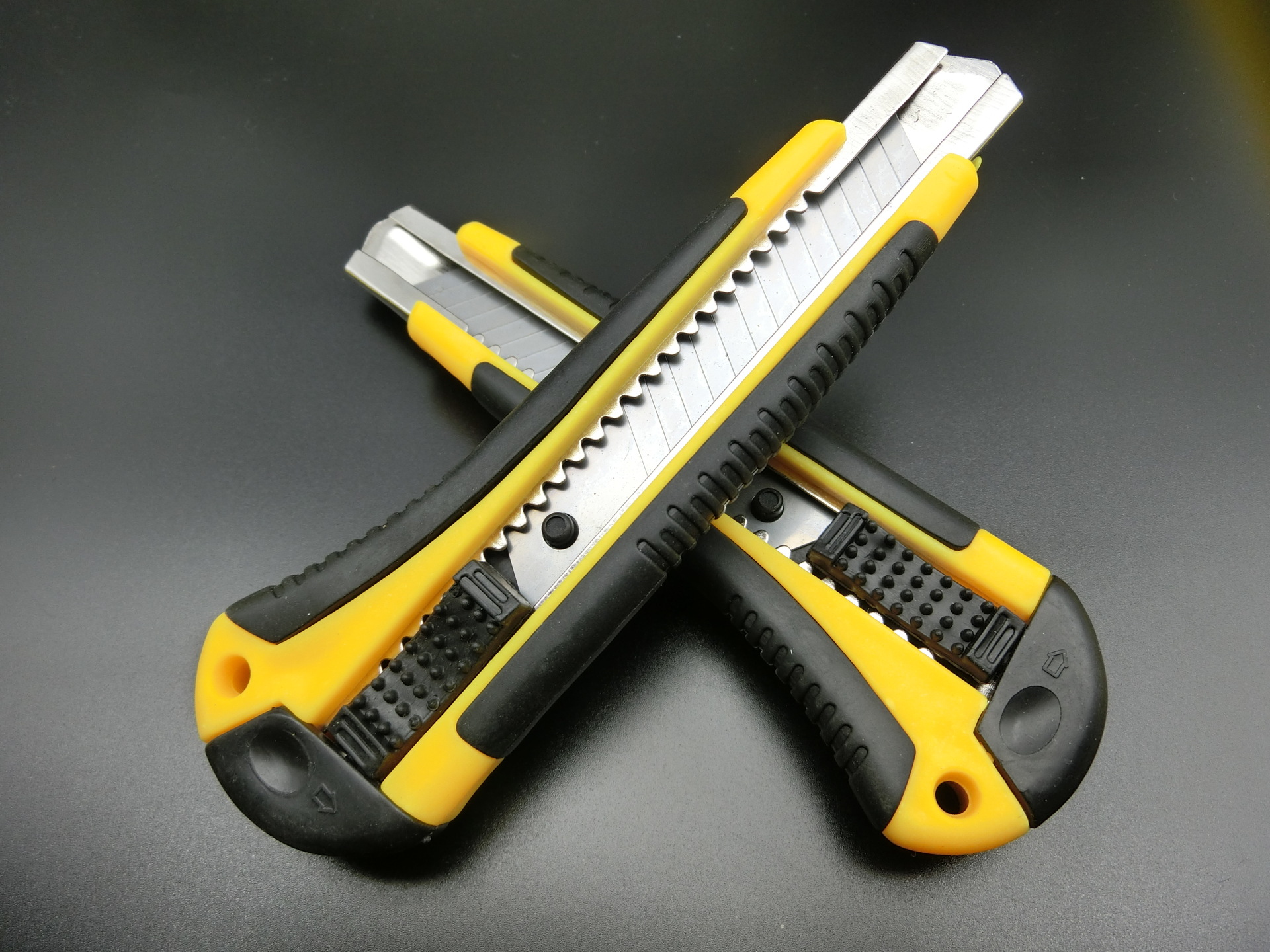 Factory wholesale stainless steel art knife large wallpaper knife paper knife machine knife large plastic coated art knife 18mm