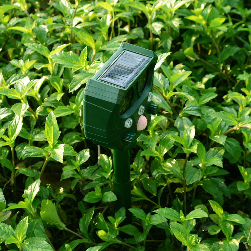 New USB rechargeable solar ultrasonic outdoor pest repellent cat repellent dog repellent raccoon insect repellent mouse repellent