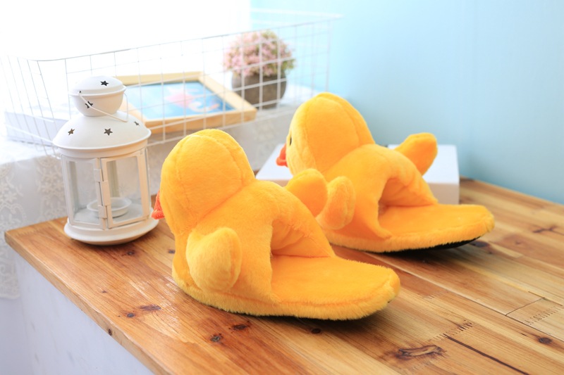 Autunno e inverno Hong Kong coppia grandi pantofole gialle anatra carina peluche piccola bambola gialla anatra borsa per la casa con scarpe di cotone all'ingrosso generazione_voghion.com