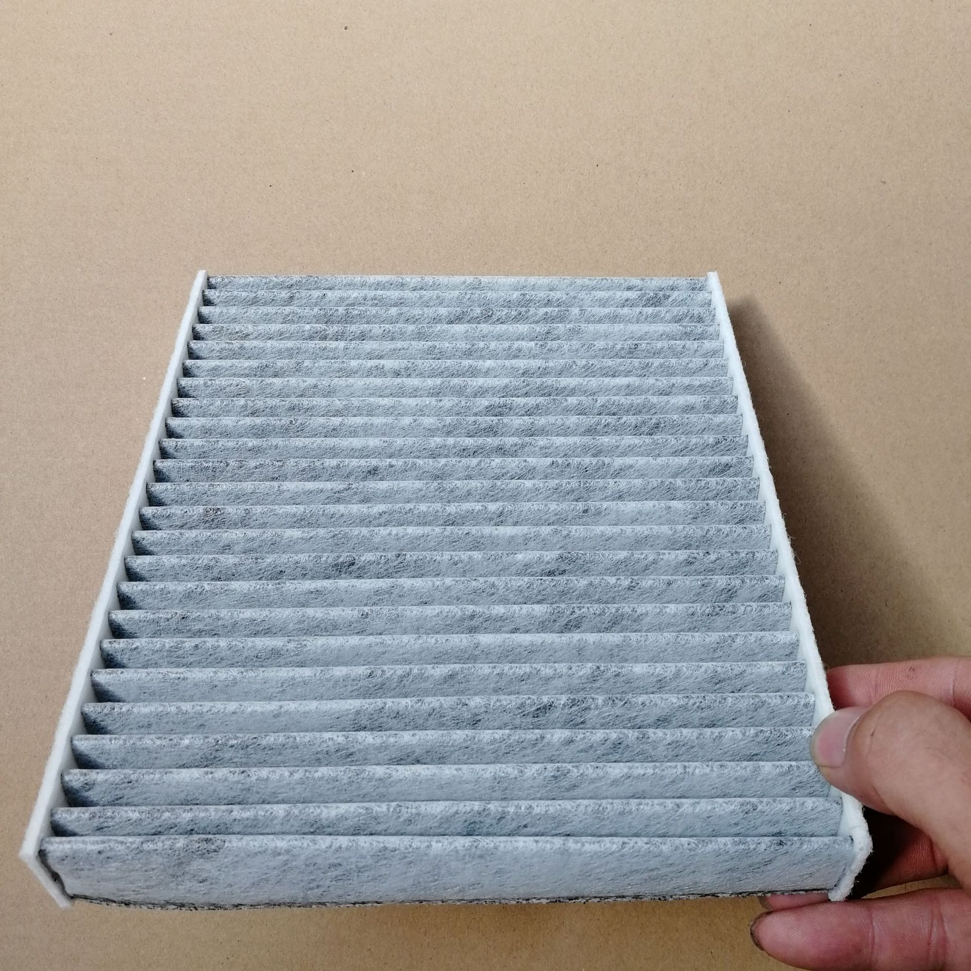 Suitable for Toyota Lei Ling 18 Camry C- HR activated carbon car air conditioning filter filter air conditioning grid