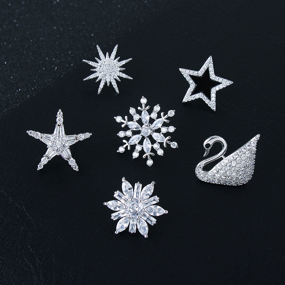 Micro-inlaid zircon six-pointed star men's brooch accessories plated real gold high-grade crystal star corsage anti-light buckle