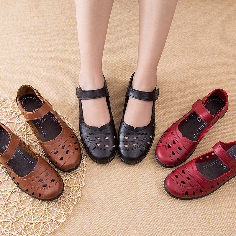 Baotou Hollow Soft-soled Mother Shoes Sandals Summer Comfortable Flat Women's Shoes Hole Leather Shoes for Middle-aged and Elderly New Style