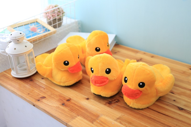 Autunno e inverno Hong Kong coppia grandi pantofole gialle anatra carina peluche piccola bambola gialla anatra borsa per la casa con scarpe di cotone all'ingrosso generazione_voghion.com