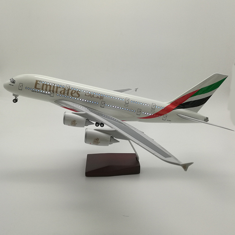 飛行機の模型はライトのアップグレード版を持っています。車輪付きのledライトを持っています。|undefined