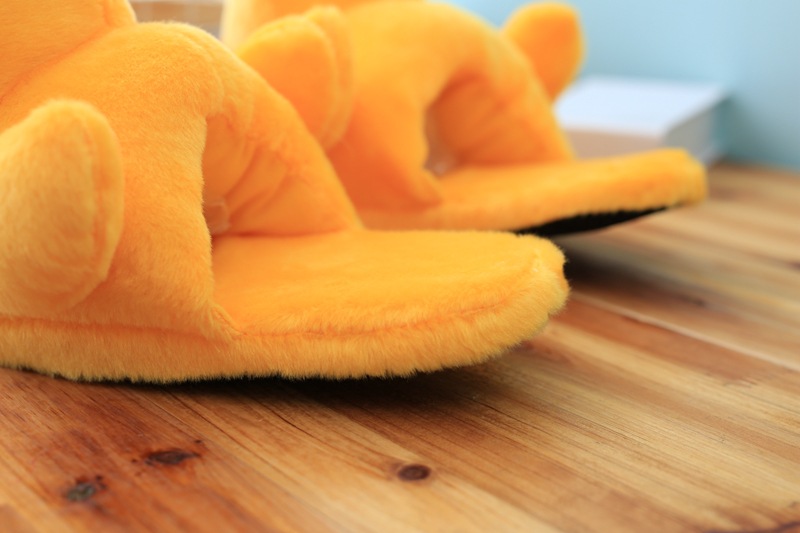 Autunno e inverno Hong Kong coppia grandi pantofole gialle anatra carina peluche piccola bambola gialla anatra borsa per la casa con scarpe di cotone all'ingrosso generazione_voghion.com