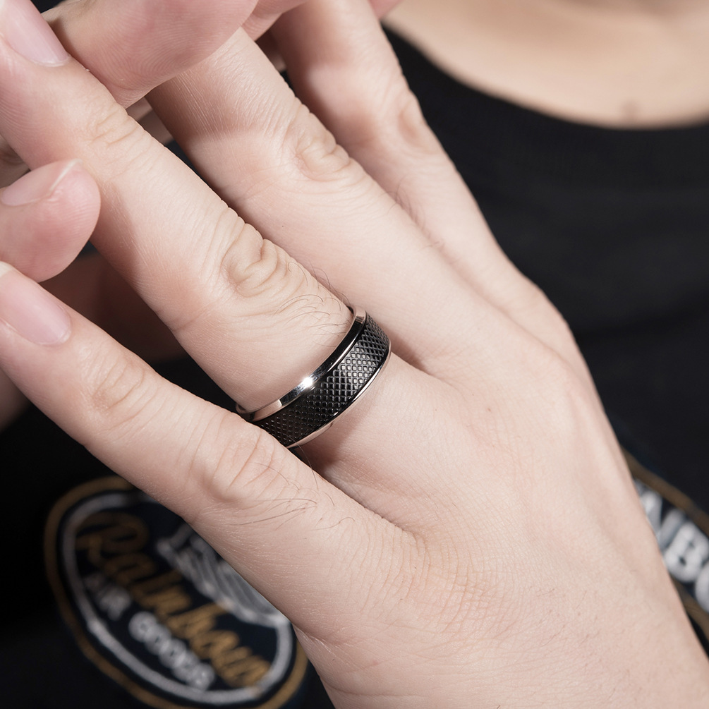 New men's stainless steel ring Europe and the United States men's black titanium steel ring ring wholesale black and white New