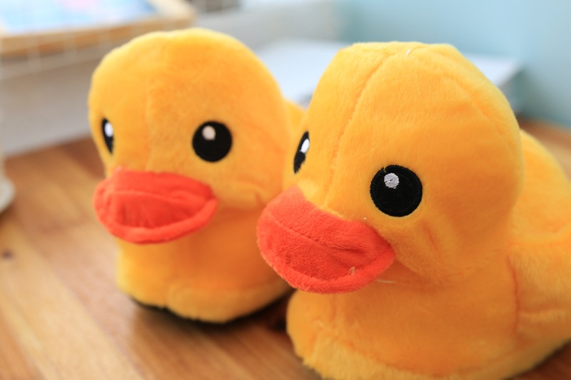 Autunno e inverno Hong Kong coppia grandi pantofole gialle anatra carina peluche piccola bambola gialla anatra borsa per la casa con scarpe di cotone all'ingrosso generazione_voghion.com