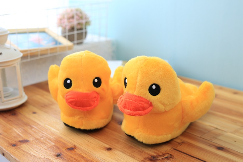 Autunno e inverno Hong Kong coppia grandi pantofole gialle anatra carina peluche piccola bambola gialla anatra borsa per la casa con scarpe di cotone all'ingrosso generazione_voghion.com