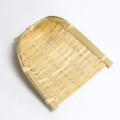 Mini bamboo basket bamboo photo props small fruit basket small dustpan ultra-small bamboo basket features small basket fish-shaped decoration