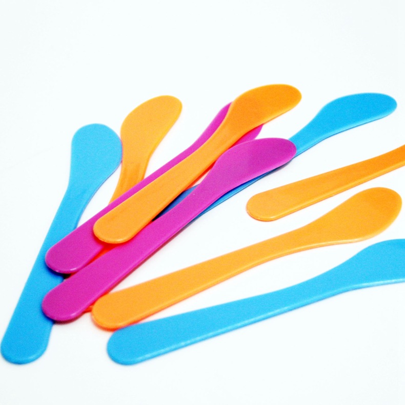 Mask tool mask stick beauty tool mask scraper color random delivery plastic made length about 15cm