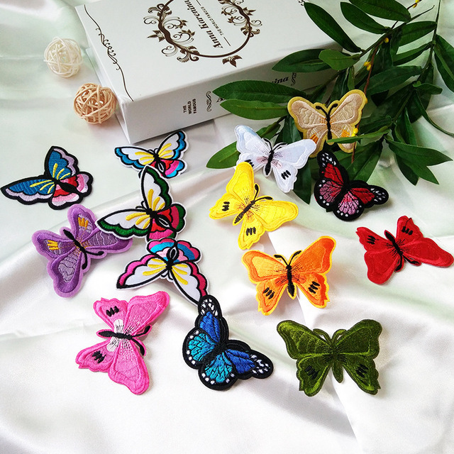 刺繍の蝶の布はいっぱい刺繍の漫画のパッチを貼ります。|undefined