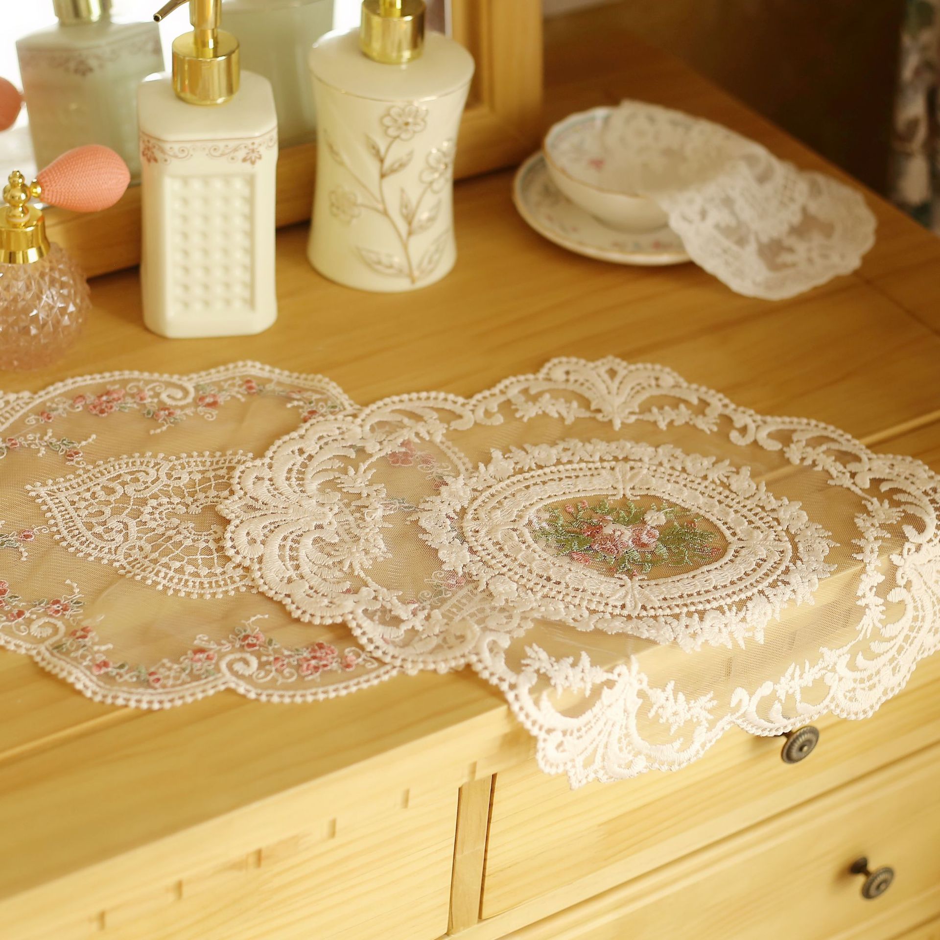 Vintage French Style Lace Tablecloth ins Romantic Girl Style Embroidered Lace Tablecloth Pastoral European Style Bedside Table Mat
