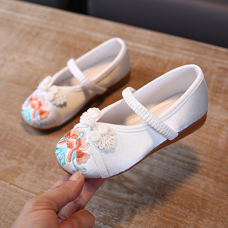 Factory direct supply 2020 spring new children's embroidered shoes Chinese style girls flat Chinese clothing shoes can be a generation of hair