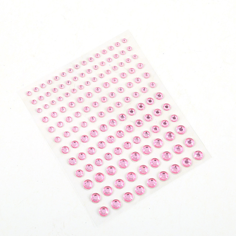 涙目に真珠をくっつけるパーティーは、接着剤のない眉間に目をくっつけて額の顔の水にアクリルの宝石の顔をくっつける|undefined
