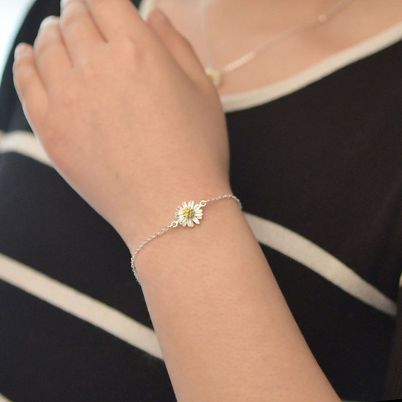 Network explosions imitation silver bracelet classic chrysanthemum Daisy bracelet fashion Korean version of Joker women's jewelry wholesale