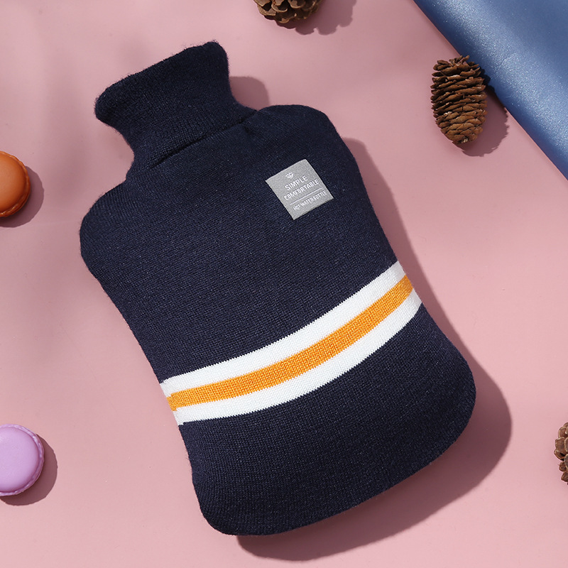 Copri borsa dell'acqua calda in maglia a righe. Semplice ed elegante, super elastico, delicato sulla pelle e morbido_voghion.com