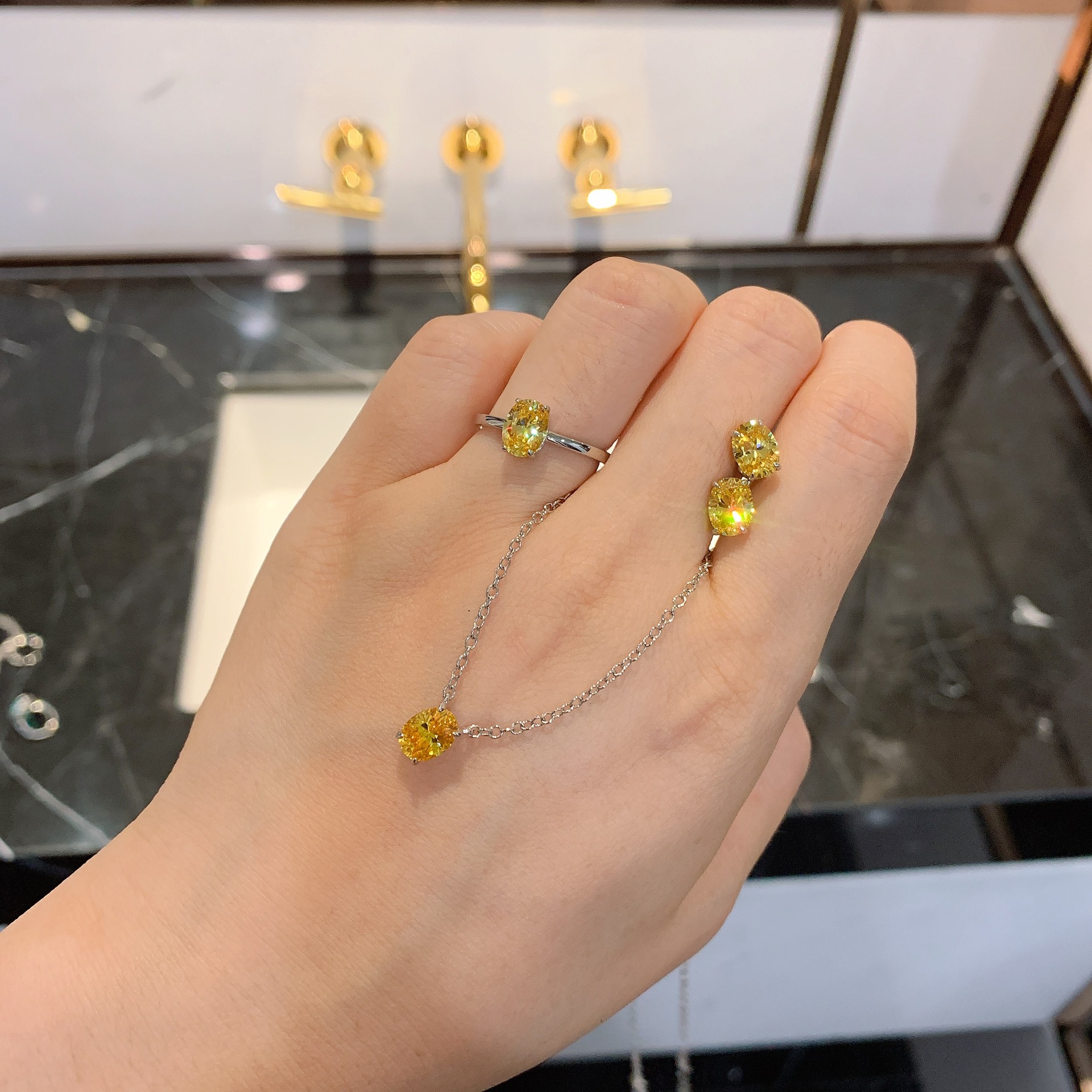 莊生生珠寶廠家直銷彩寶款歐美流行高碳仿真黃鑽6*8旦形戒子戒指