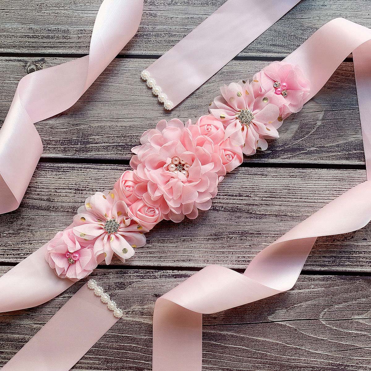 Mother-to-be baby party pregnant woman photo show rose flower belt baby shower mummy to be