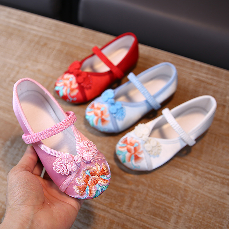 Factory direct supply 2020 spring new children's embroidered shoes Chinese style girls flat Chinese clothing shoes can be a generation of hair