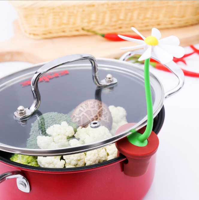 Creative kitchen utensils silicone pot cover raised daisy flower pot cover raised overflow prevention device steam power self-rotating
