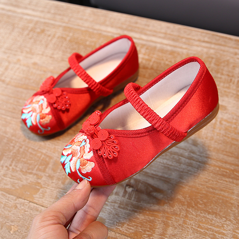 Factory direct supply 2020 spring new children's embroidered shoes Chinese style girls flat Chinese clothing shoes can be a generation of hair