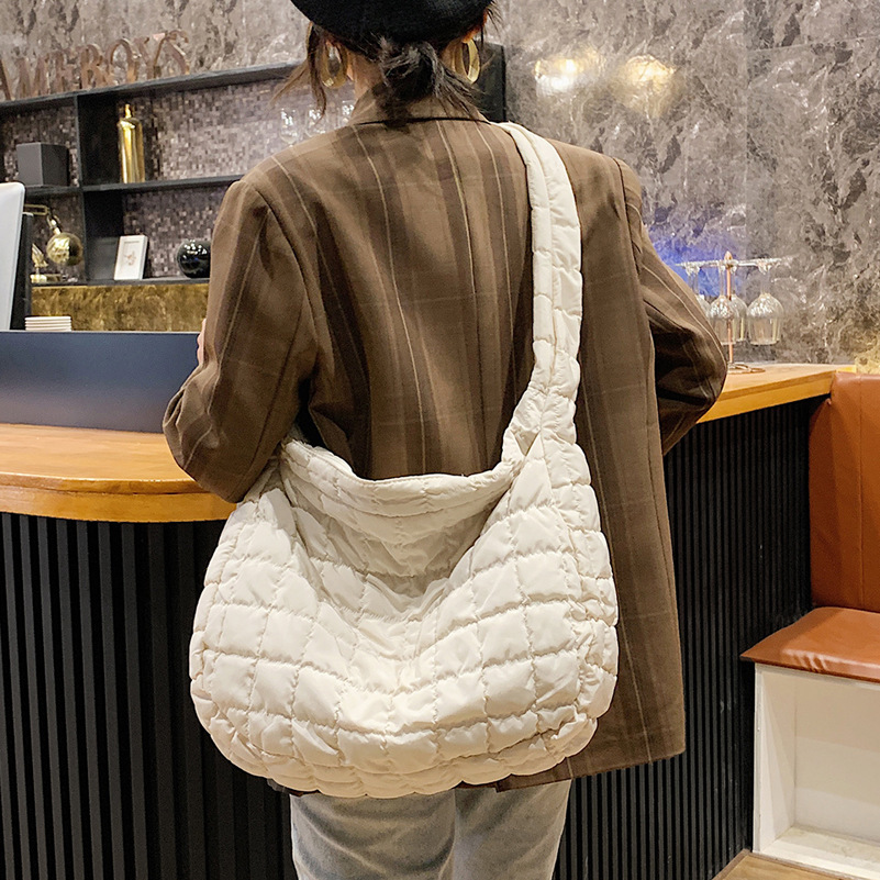 Autumn and Winter New Bag Cloud Pleated Big Bag Women's Casual Personalized Lightweight Large Capacity Dumpling Bag Crossbody Bag Commuter Bag
