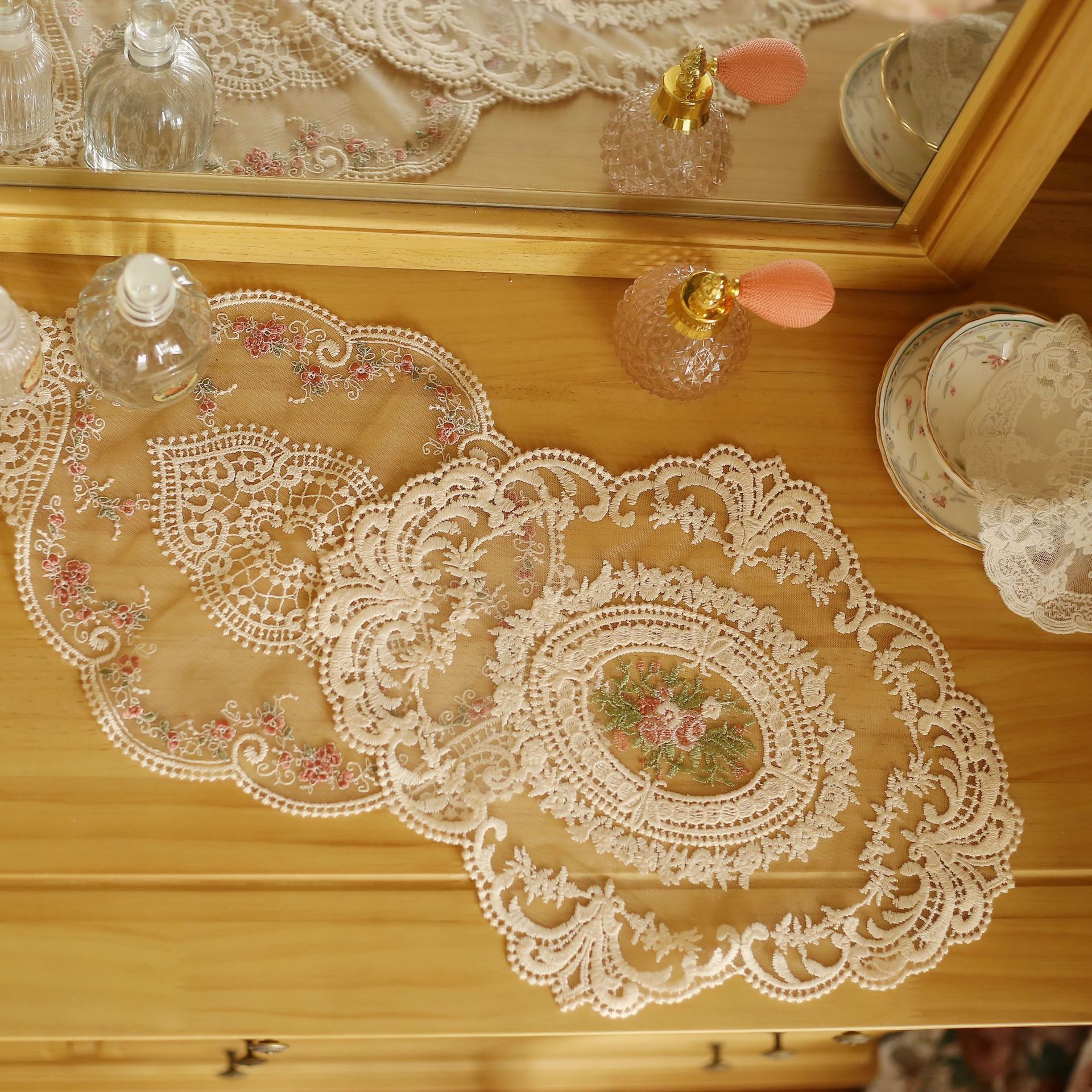 Vintage French Style Lace Tablecloth ins Romantic Girl Style Embroidered Lace Tablecloth Pastoral European Style Bedside Table Mat