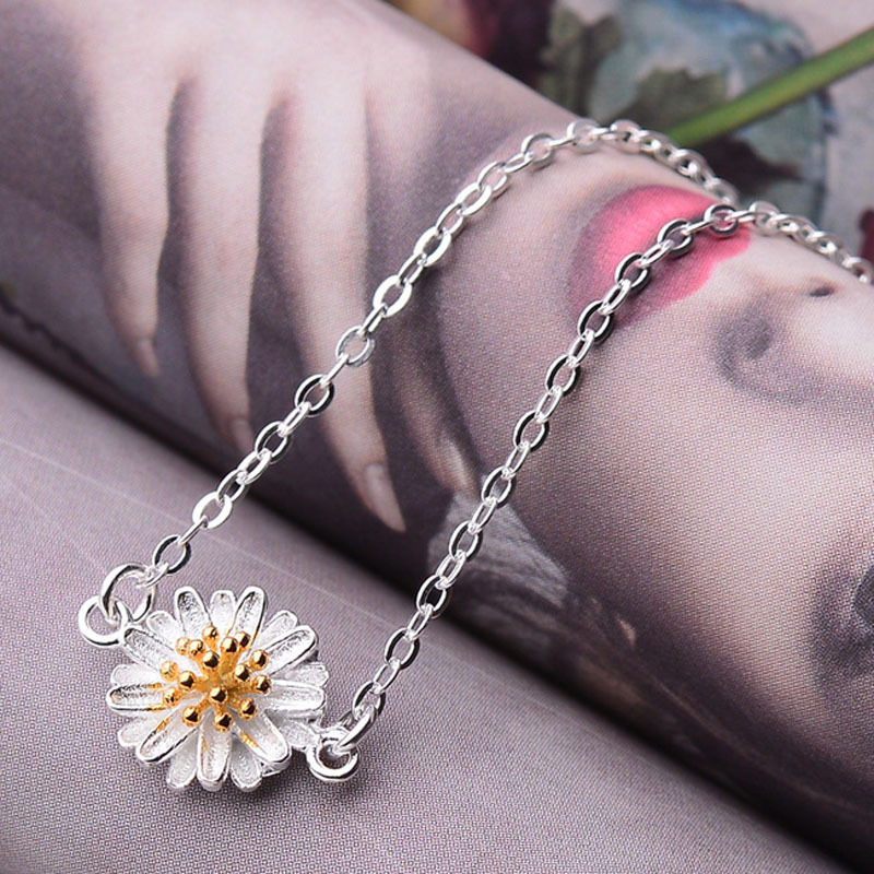 Network explosions imitation silver bracelet classic chrysanthemum Daisy bracelet fashion Korean version of Joker women's jewelry wholesale