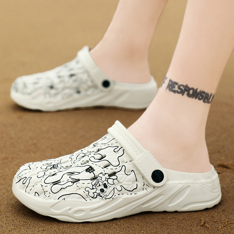 Sandals and Slippers Summer New Large Size Hole Shoes Men's Non-Slip Soft Bottom Beach Shoes Fashionable Casual Toe Sandals for Men