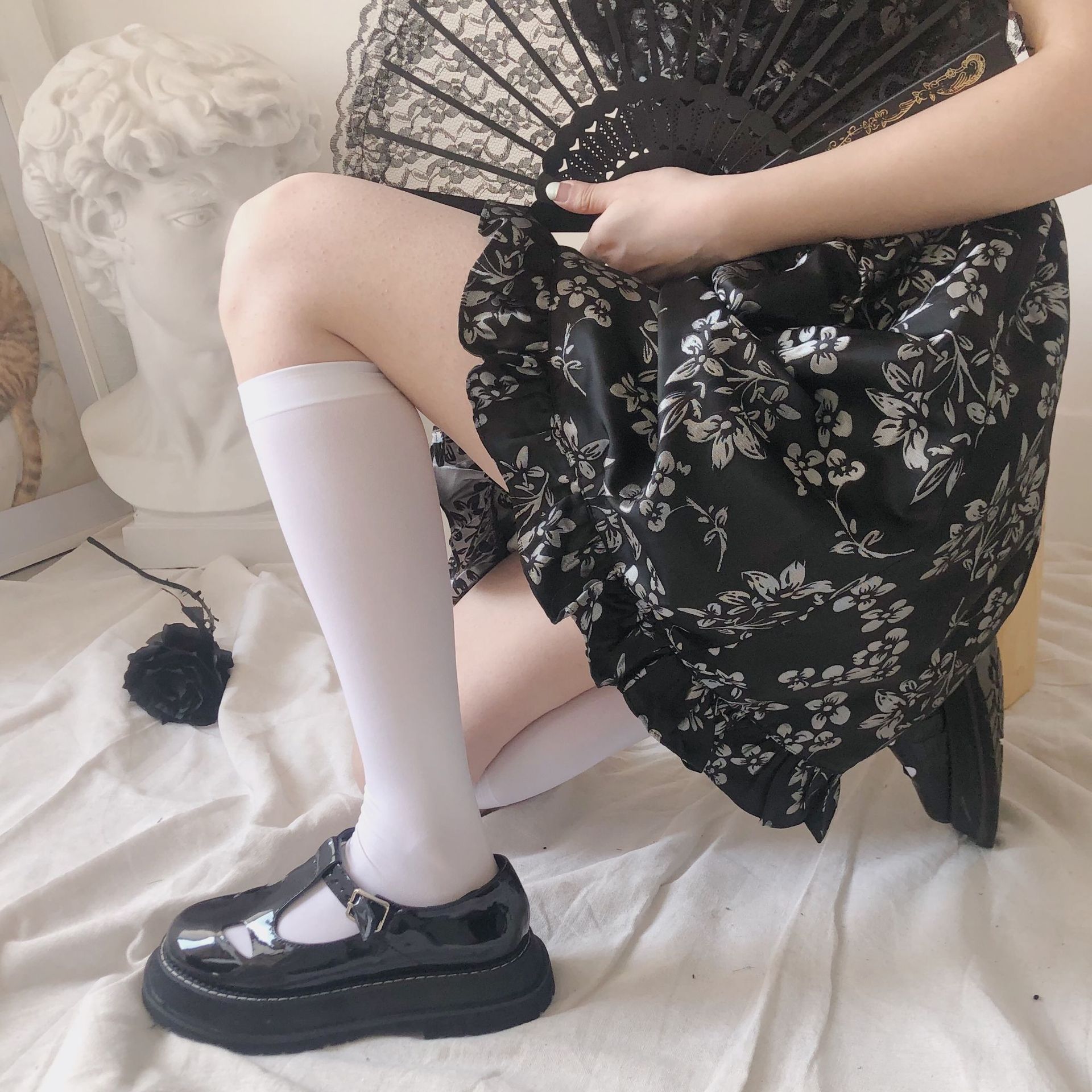 Four seasons can wear calf socks jk black and white tube over the knee and knee socks stockings not through the flesh velvet