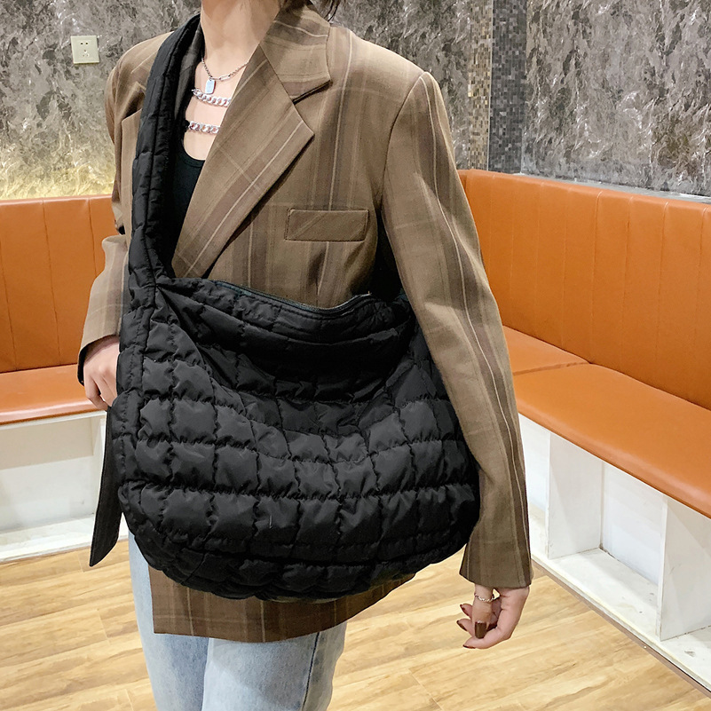 Autumn and Winter New Bag Cloud Pleated Big Bag Women's Casual Personalized Lightweight Large Capacity Dumpling Bag Crossbody Bag Commuter Bag