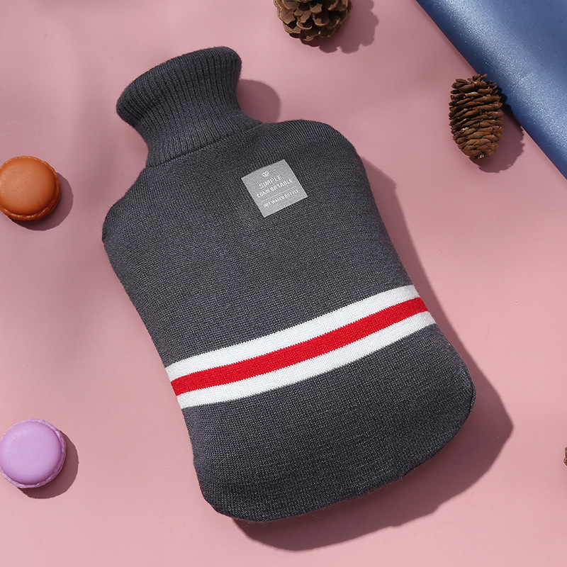 Copri borsa dell'acqua calda in maglia a righe. Semplice ed elegante, super elastico, delicato sulla pelle e morbido_voghion.com