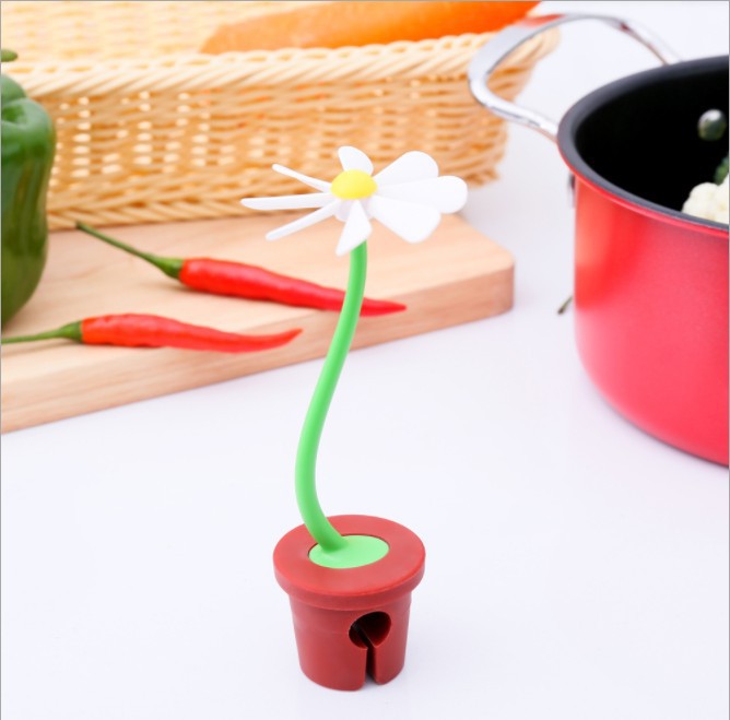 Creative kitchen utensils silicone pot cover raised daisy flower pot cover raised overflow prevention device steam power self-rotating
