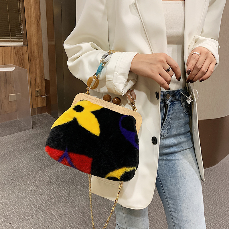 Instagram Style Plush Bag Women's 2020 Internet Popular Same Style Wooden Clip Women's Bag Acrylic Mao Mao Bag Crossbody Bag