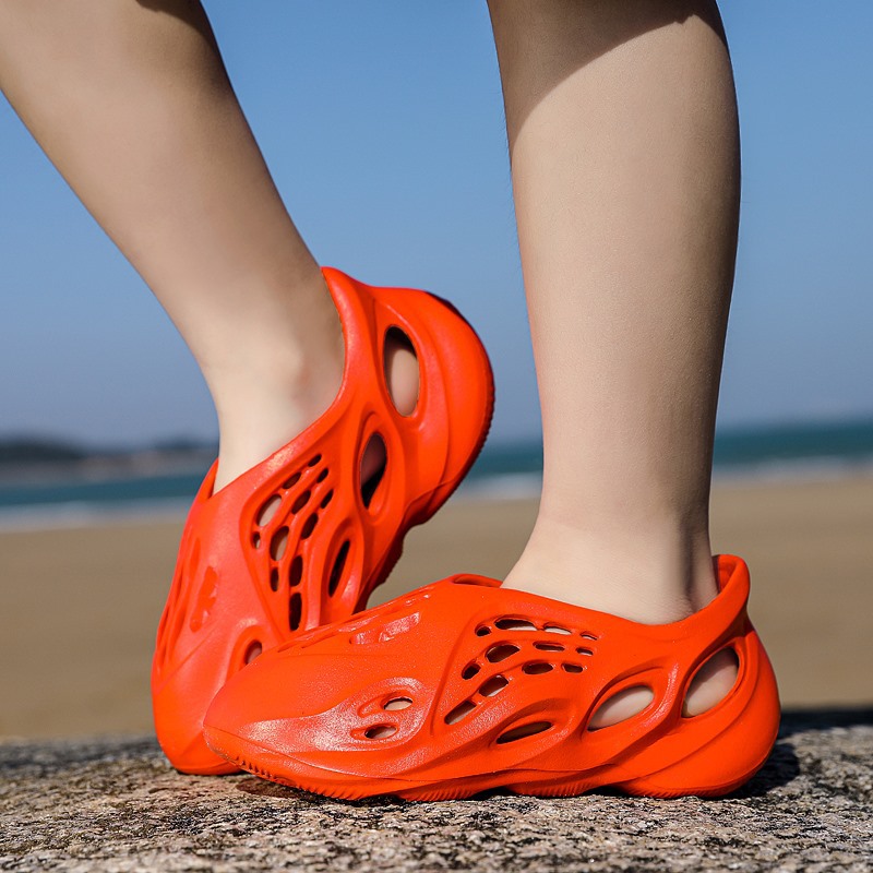 2023ins Super Fire Couple Sandals Breathable Lightweight Coconut Hole Shoes Kanye Same Style Sandals Parent-Child Outdoor Shoes