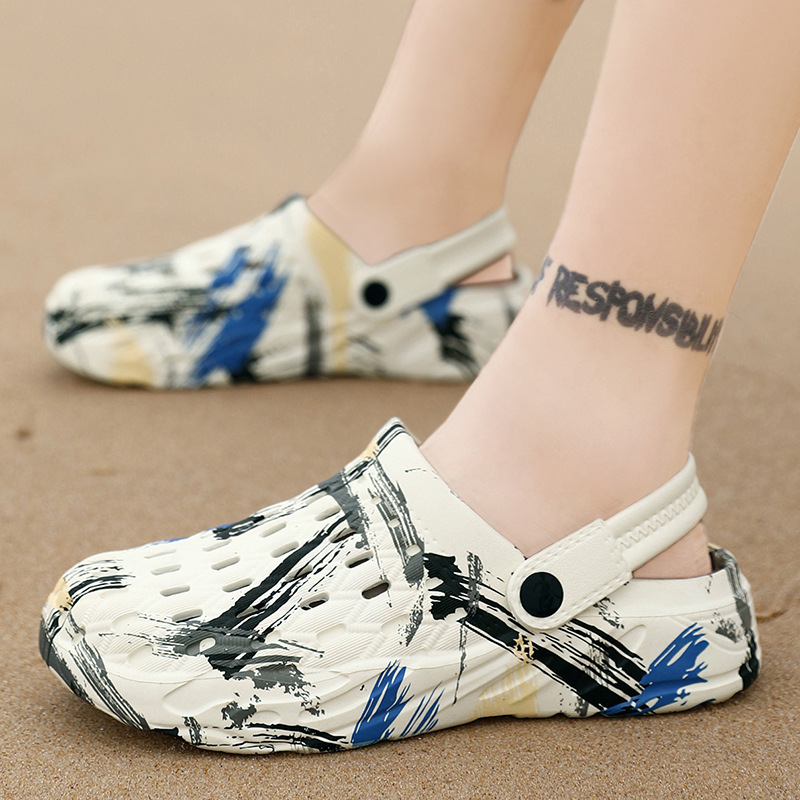 Sandals and Slippers Summer New Large Size Hole Shoes Men's Non-Slip Soft Bottom Beach Shoes Fashionable Casual Toe Sandals for Men