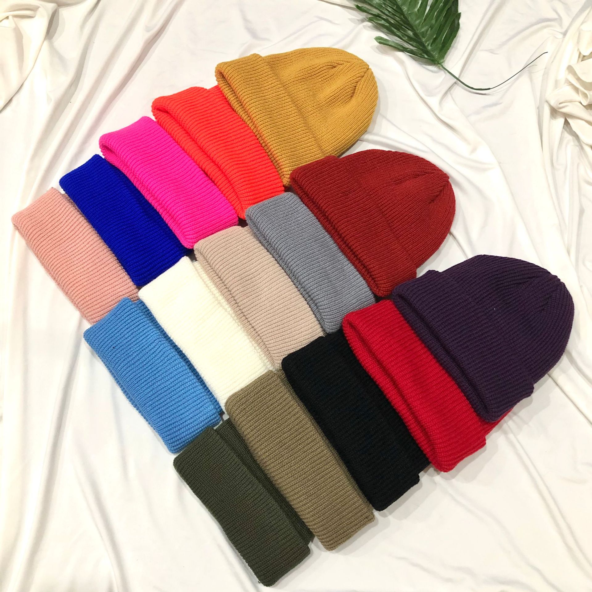 2023 knitted hat women's new warm melon hat solid color retro wool round top hat short outdoor autumn and winter hat