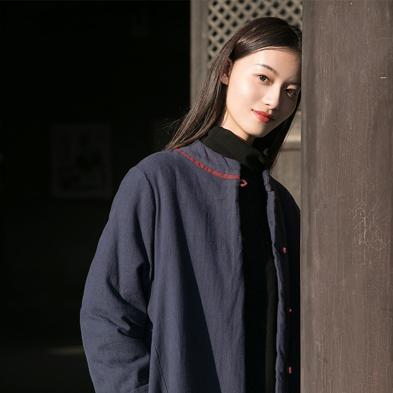 2023 Winter Neue Vintage Chinesischen Stil Vertikale Kragen Chinesischen Stil Kontrast Farbe Platte Schnalle Mittellange Baumwolle gefütterte Jacke Leinen Lose Baumwolle-pad_voghion.com